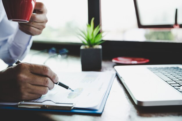 Zakenmananalyse die de grafieken en de grafieken bespreken die de resultaten tonen.