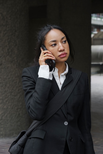 Zakenvrouw aan het bellen