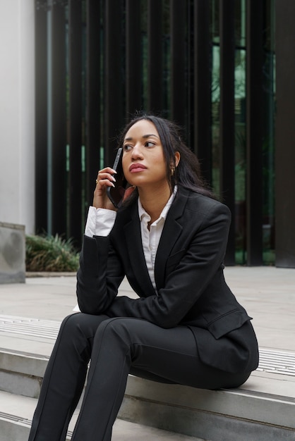 Zakenvrouw bellen met haar smartphone