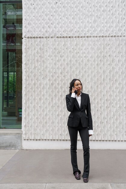 Zakenvrouw bellen met haar smartphone