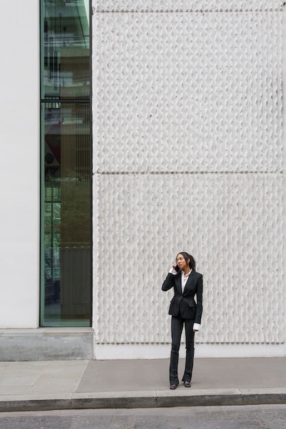 Zakenvrouw bellen met haar smartphone