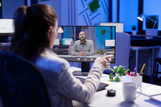 Zakenvrouw bespreekt probleem met aangepaste services tijdens videogesprek tijdens online vergadering