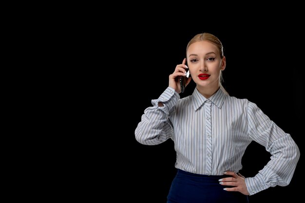 Zakenvrouw blond schattig meisje aan het telefoongesprek met rode lippenstift in kantoorkostuum