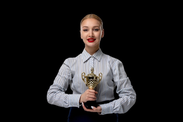 Zakenvrouw blond schattig meisje met gouden trofee met rode lippenstift in kantoorkostuum
