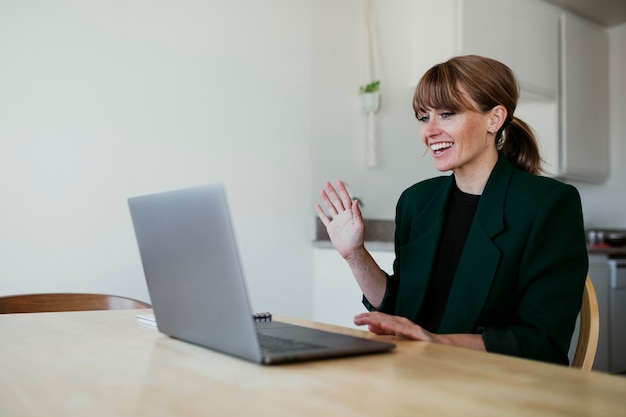 Zakenvrouw die een videoconferentie heeft met collega's tijdens de quarantaine van het coronavirus