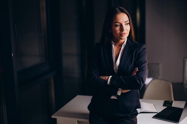 Zakenvrouw die laat op kantoor werkt