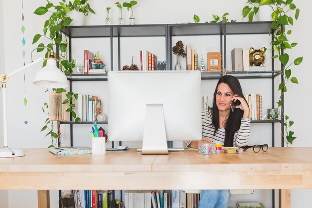 Zakenvrouw glimlachen terwijl praten aan de telefoon