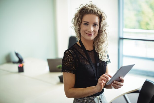 Zakenvrouw met behulp van digitale tablet