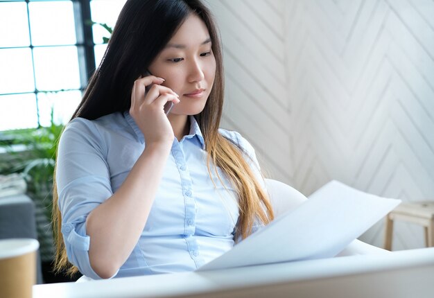 Zakenvrouw met behulp van een smartphone