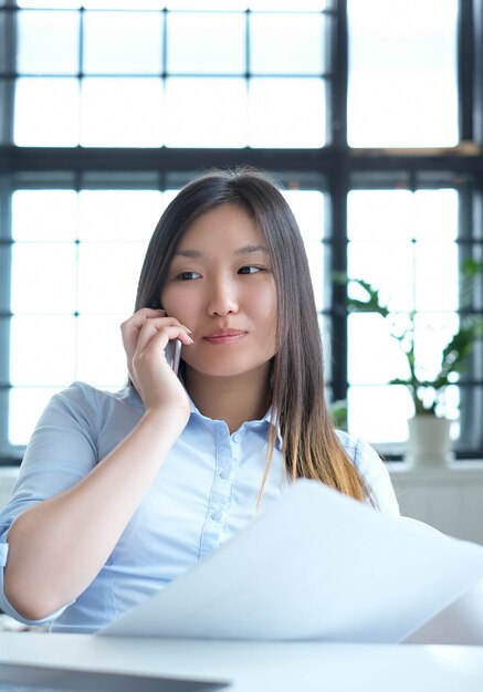 Zakenvrouw met behulp van een smartphone