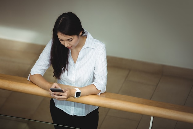 Zakenvrouw met behulp van mobiele telefoon