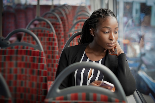 Zakenvrouw met de bus naar het werk