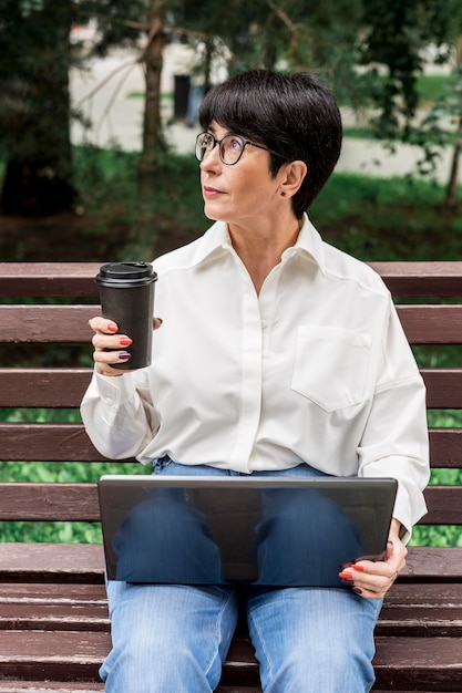 Zakenvrouw met een kopje koffie en wegkijken