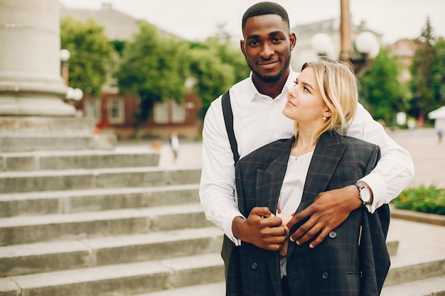 Zakenvrouw met partner in een stad