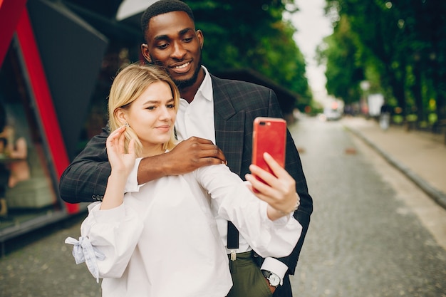 zakenvrouw met partner in een stad