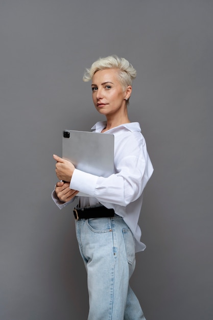 Gratis foto zakenvrouw met tablet zijaanzicht