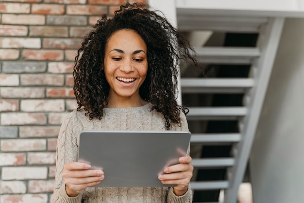 Gratis foto zakenvrouw met tablet