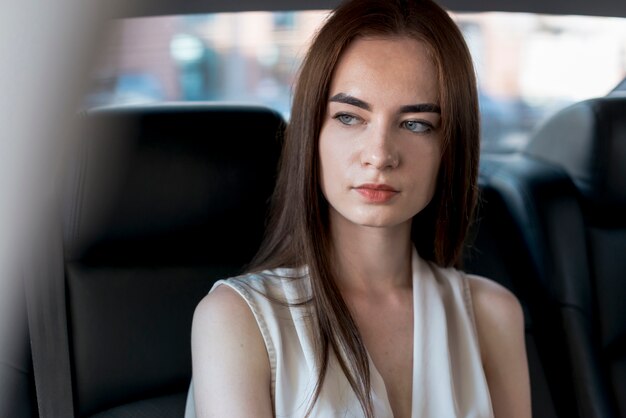 Zakenvrouw poseren in een auto