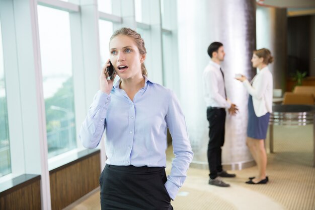 Zakenvrouw praten over de telefoon in het kantoor 3