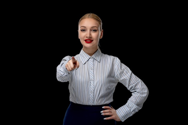 Zakenvrouw schattig lachend meisje wijzende vinger met rode lippenstift in kantoor outfit