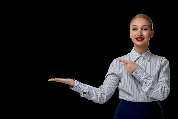 Zakenvrouw, schattige blonde vrouw die lacht en naar links wijst met rode lippenstift in kantooroutfit