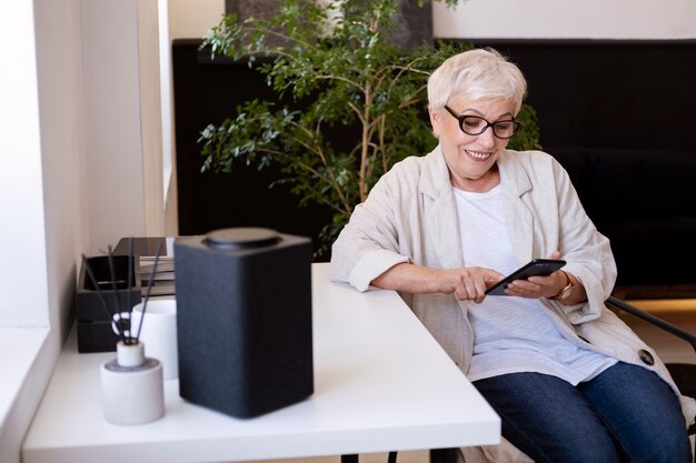 Zakenvrouw werken met digitale assistent