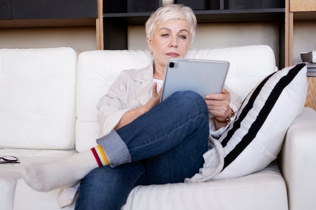 Zakenvrouw werken met digitale assistent