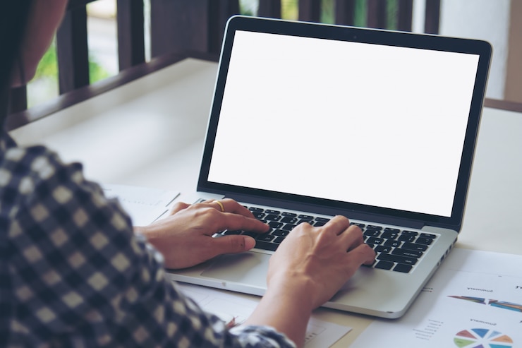 Gratis Foto zakenvrouw werken op laptop.