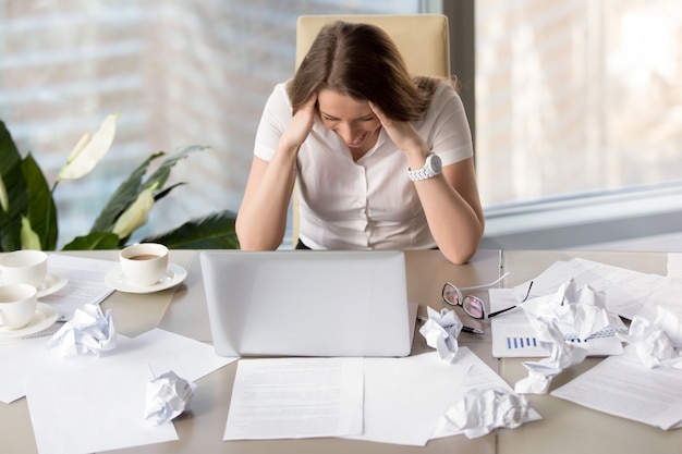 Zakenvrouw wordt boos vanwege ontbrekende deadline