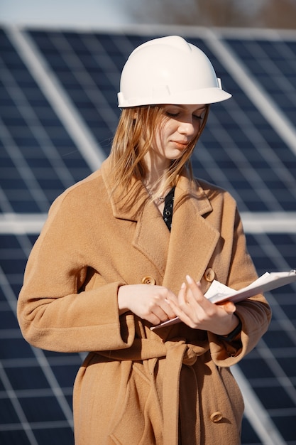 Zakenvrouwen bezig met het controleren van apparatuur bij zonne-energiecentrale. Met tablet checklist, vrouw bezig met buiten op zonne-energie.