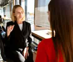 Gratis foto zakenvrouwen die op het werk gebarentaal gebruiken om met elkaar te communiceren