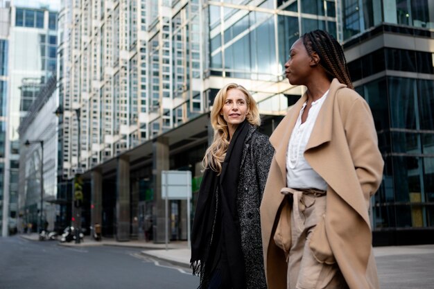 Zakenvrouwen lopen samen naar de werkplek