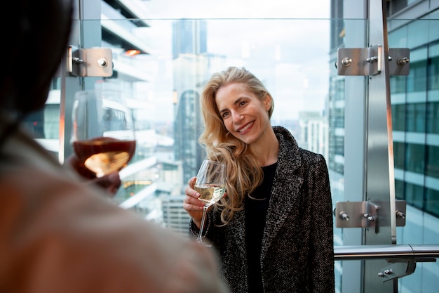 Zakenvrouwen ontmoeten elkaar buiten voor een drankje