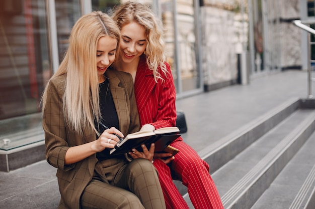 zakenvrouwen werken escalones samen