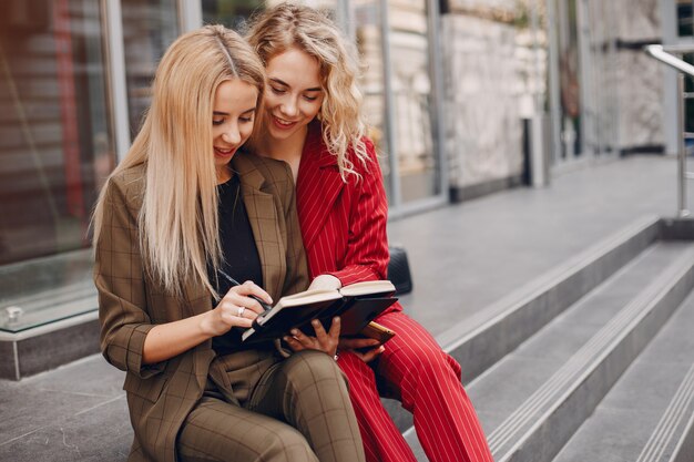 zakenvrouwen werken escalones samen