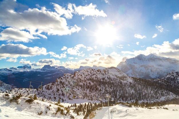 Zalig schot van enorme Alpen met bewolkte heldere hemel