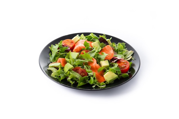 Zalm en avocado salade geïsoleerd op witte achtergrond
