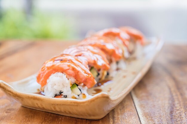 Zalm verbrand maki met Teriyaki Saus