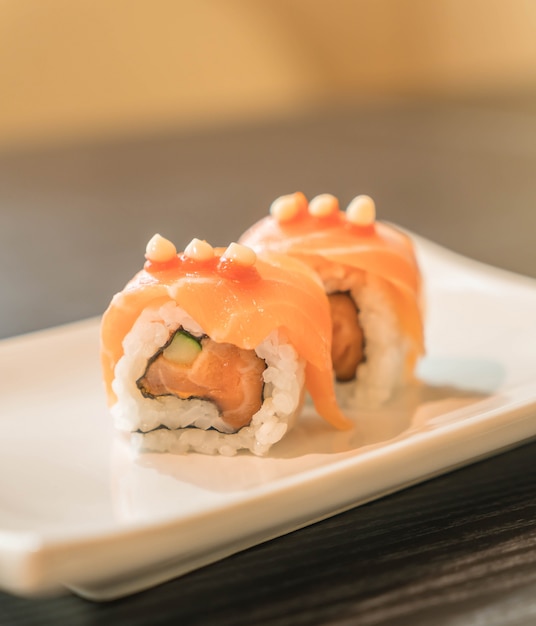 Zalm verbrand maki