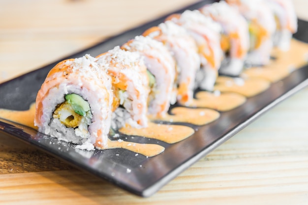 Zalmsushi rollen