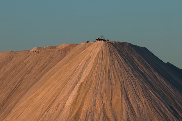 Zandige berg met duidelijke blauwe hemel