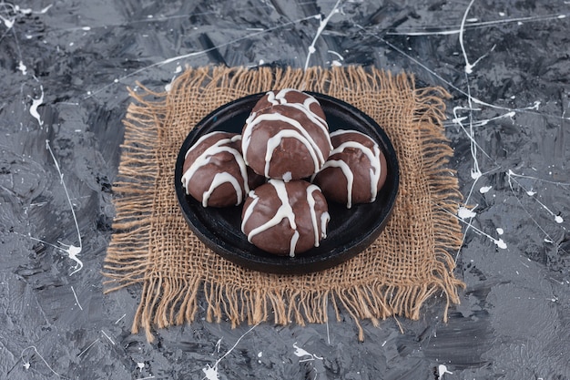 Zandkoekjes omhuld met witte en donkere chocolade.