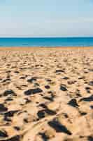 Gratis foto zandstrand dichtbij blauwe zee