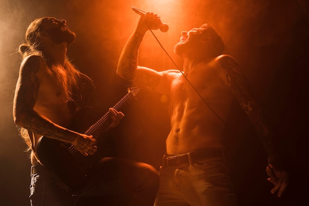 Zanger en gitarist op het podium