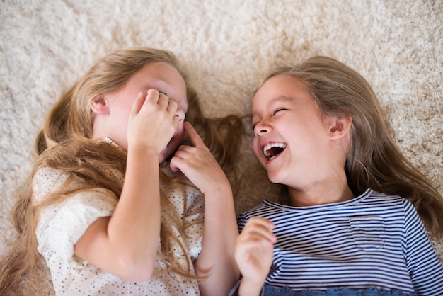 Gratis foto ze kunnen niet stoppen met lachen als ze samen zijn