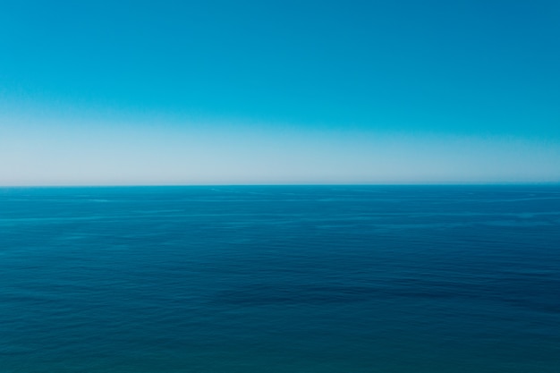 Zee en blauwe hemelachtergrond.