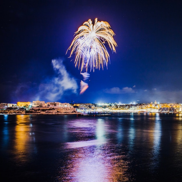 Gratis foto zee en vuurwerk