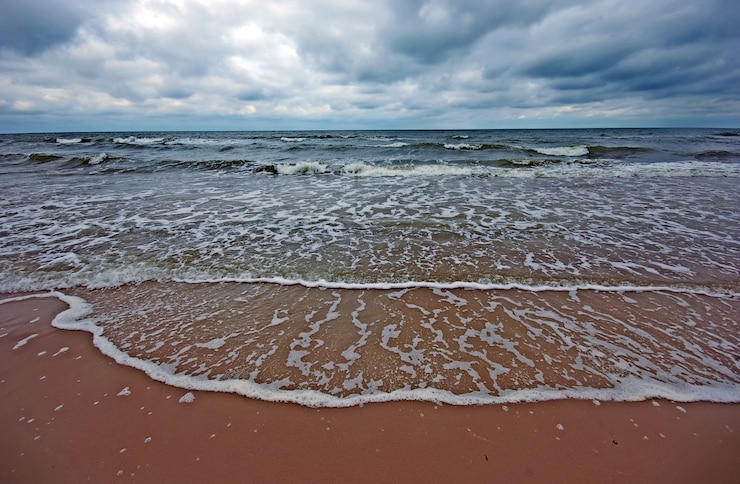 Gratis Foto zee met wolken