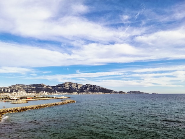 Zee omgeven door rotsen onder het zonlicht en een bewolkte hemel in Marseille in Frankrijk