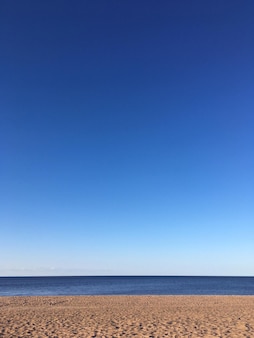 Zee. zandstrand en blauwe lucht zonder wolken. mobiele fotografie